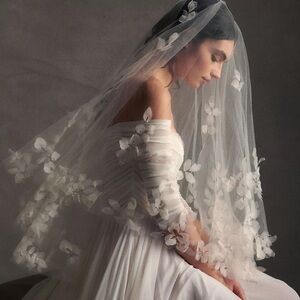 Anthropologie - Elegant White Floral Bridal Veil